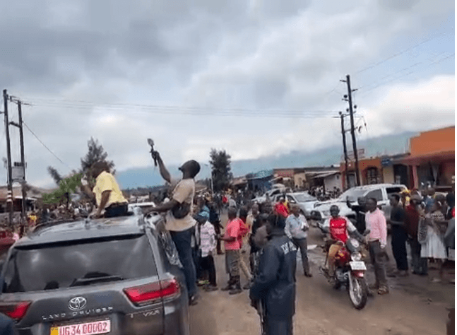 WATCH: Hon. Balaam holds a mini meeting at the Bundibugyo Boarder town